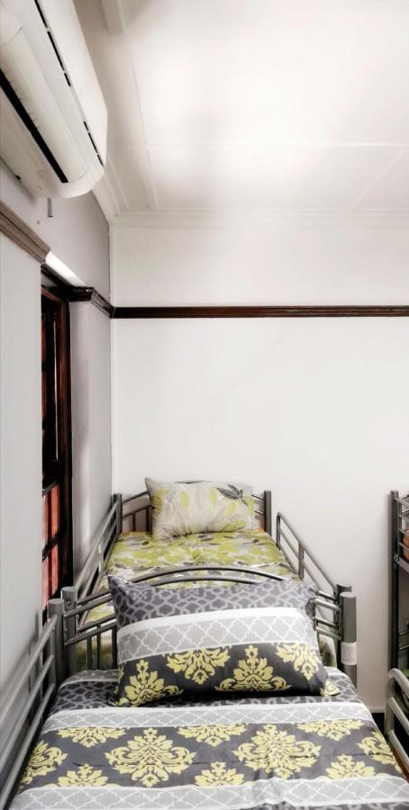 Trap Houz Backpackers Hostel Кейптаун Екстериор снимка